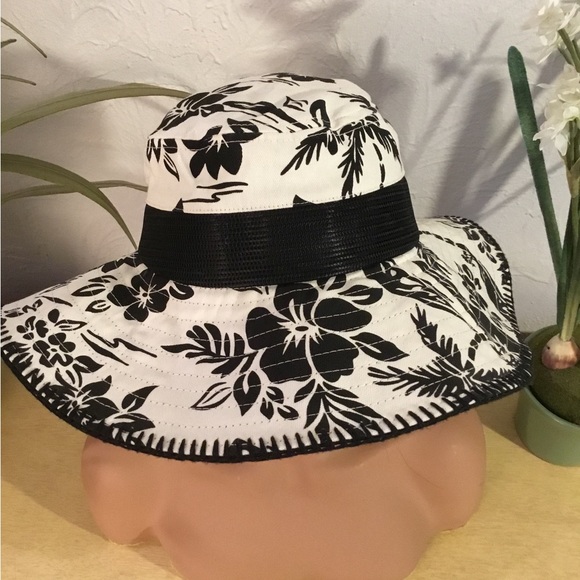 COLLECTION OF SUN HATS - Picture 3 of 9